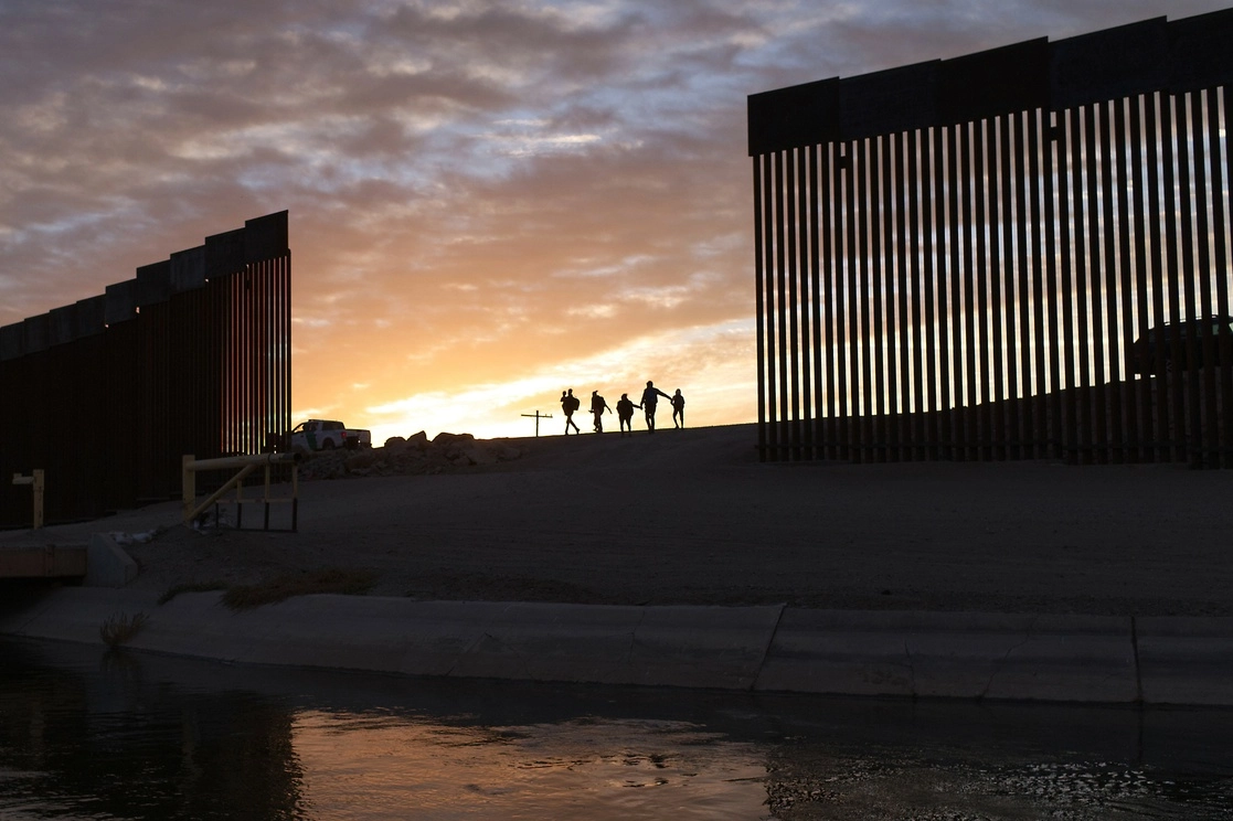 El Departamento de Seguridad Nacional señaló que durante julio al menos 80 mil personas viajaron en familia hacia EU. Foto Ap