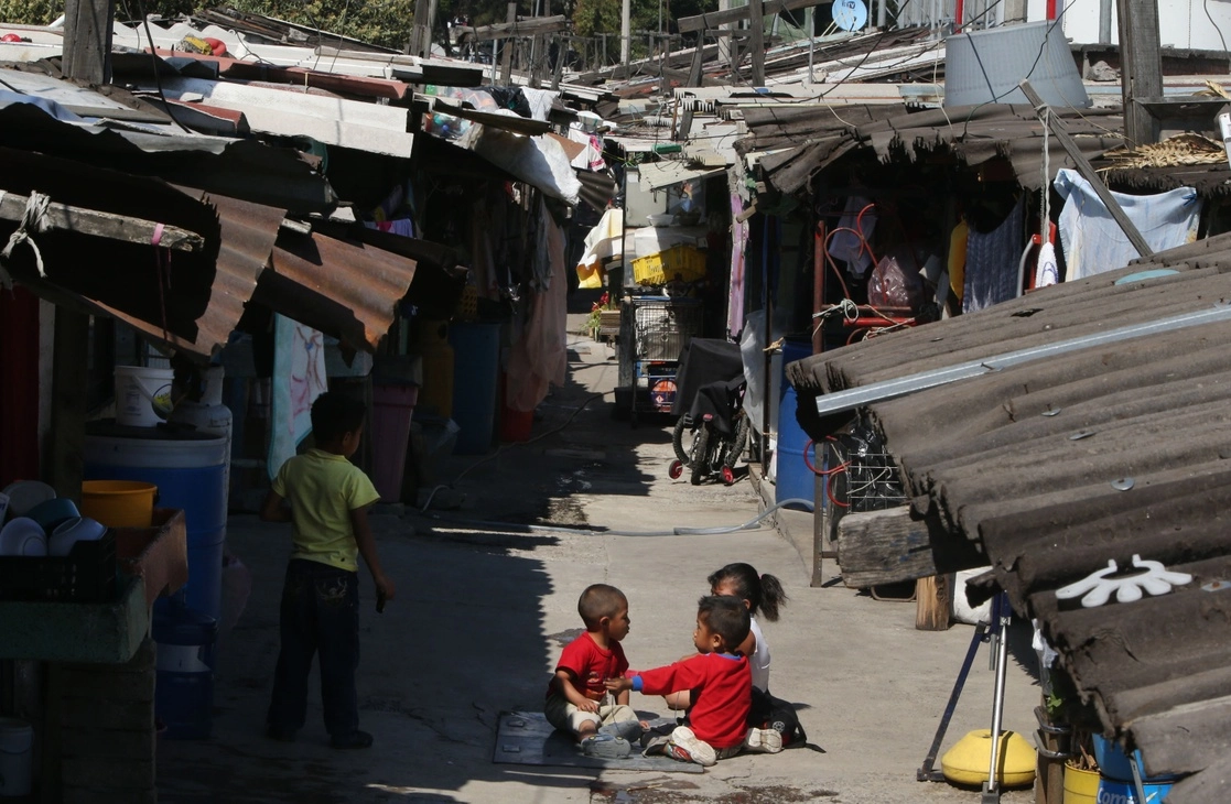 Una de las zonas depauperadas en la alcaldía Iztapalapa, en Ciudad de México. Foto Roberto García Ortiz / Archivo