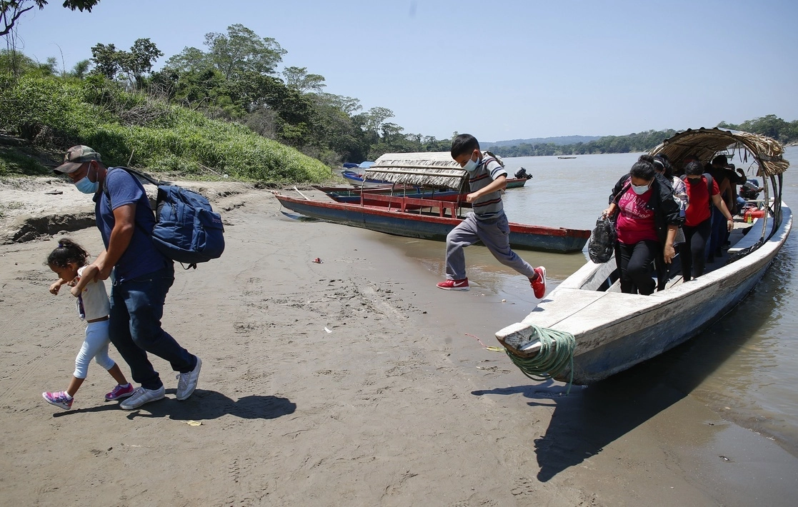 Decenas de migrantes llegan al país por la Frontera Corozal en Chiapas. Foto Víctor Camacho /Archivo