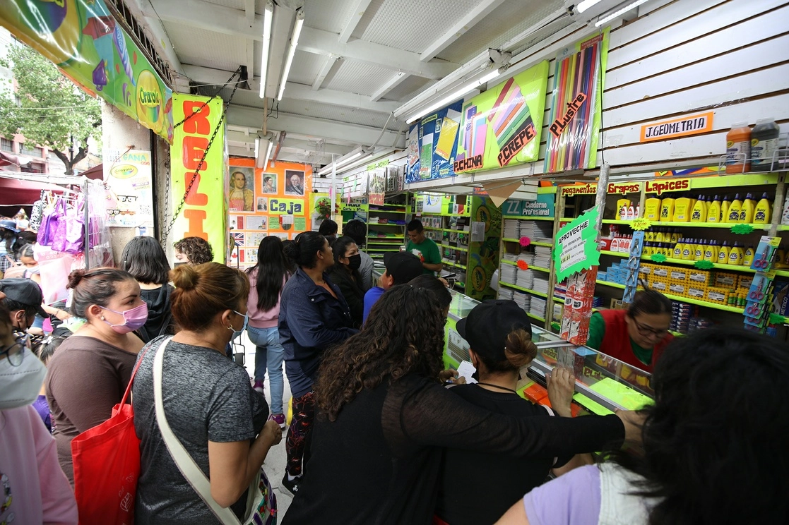 Padres de familia realizan compras de útiles escolares en locales del Centro Histórico de la Ciudad de México. Foto María Luisa Severiano / Archivo