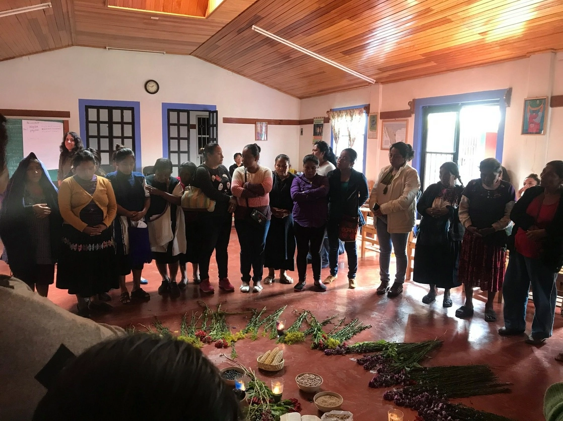 Integrantes de Parteras en Movimiento en una reunión con sus homólogas de Nich Ixim, Chiapas. Foto tomada del Facebook de @parterasenmovimiento / Archivo