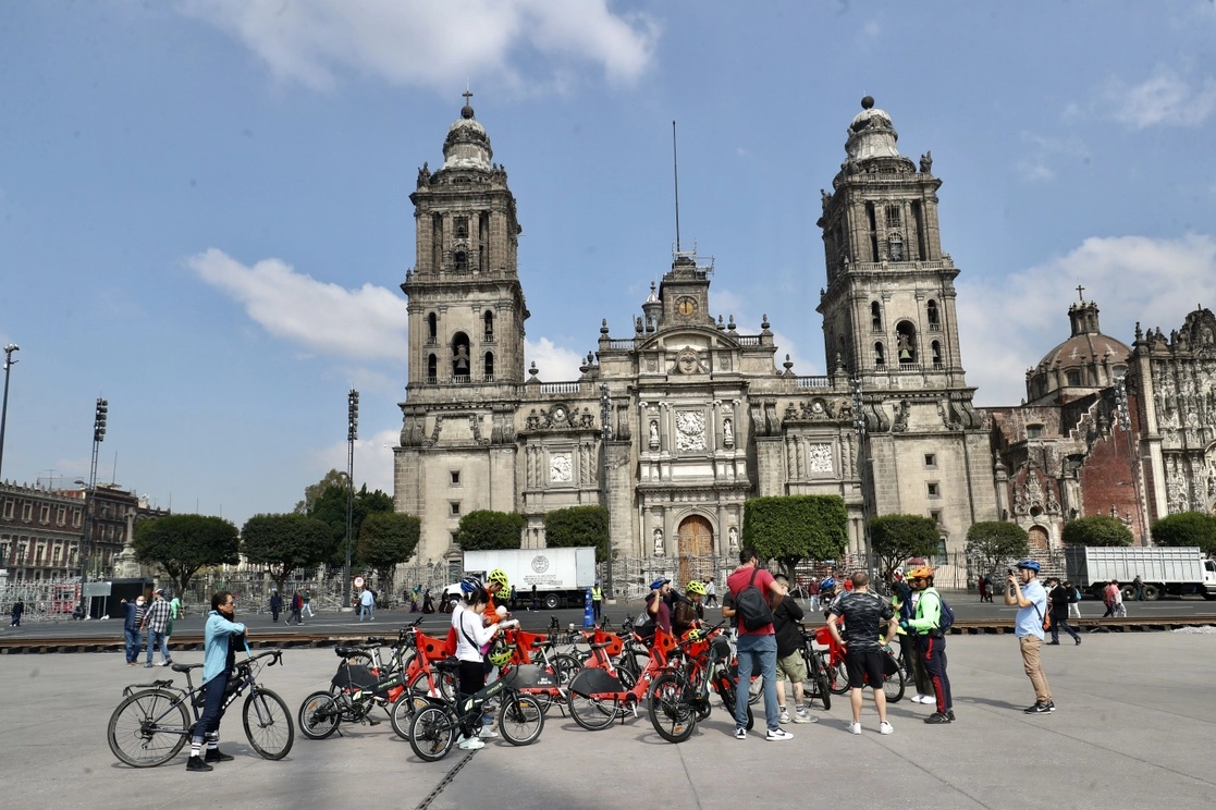 Turistas recorren el Centro Histórico de la Ciudad de México. Foto Luis Castillo / Archivo