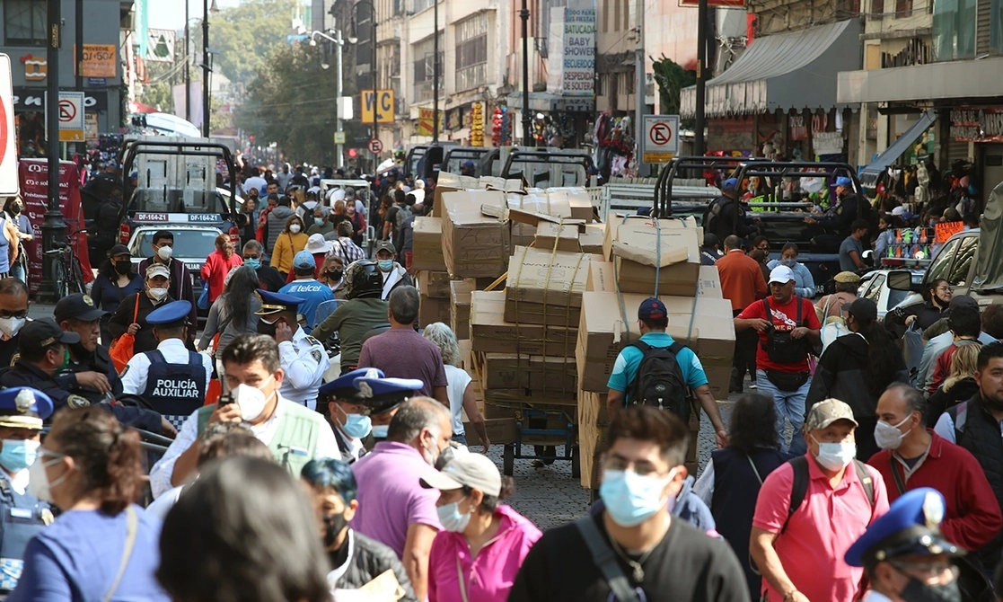 Capitalinos en el Centro Histórico de la Ciudad de México. Foto María Luisa Severiano / Archivo



