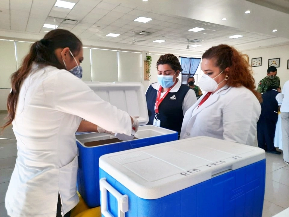 El Programa Nacional de vacunación anticovid para mayores de 60 años, en Colima, el 15 de febrero de 2021. Foto cortesía SSByS