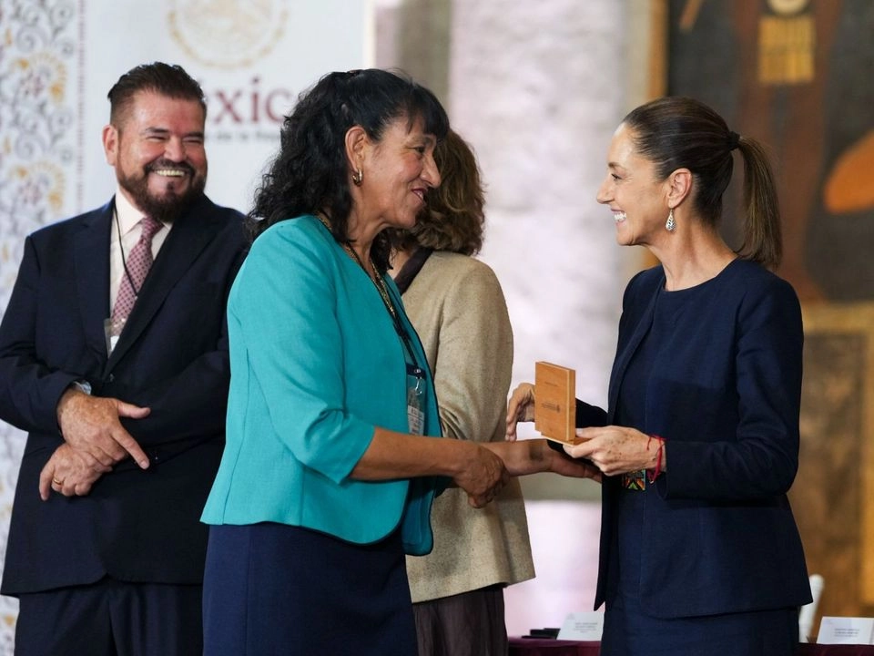 La presidenta Claudia Sheinbaum, durante la entrega de reconocimientos a docentes duranta la ceremonia por el Día del Maestro. 

