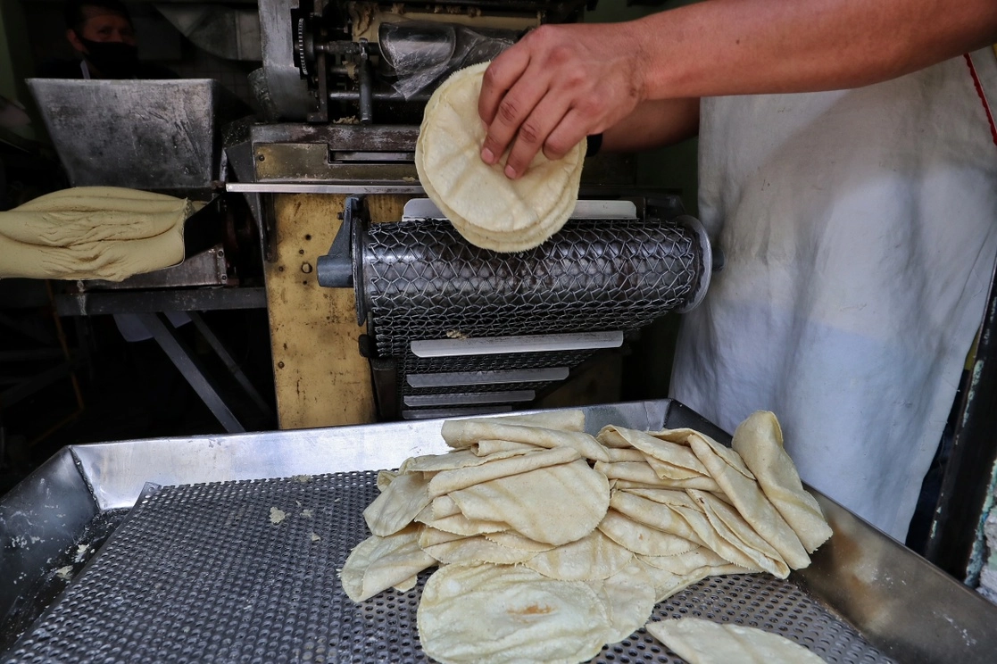 En un mes la tortilla encareció casi 10%. En algunos lugares el kilo cuesta de 17 a 19 pesos. Foto Marco Pelaez