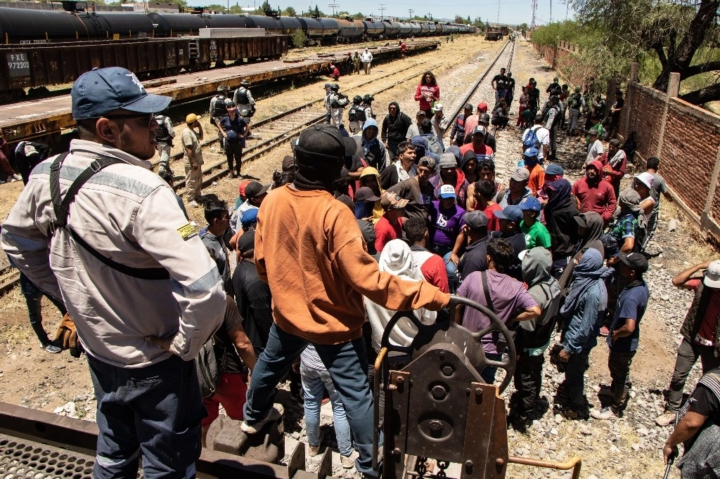 El número de mexicanos que abandonan el país en busca de mejores oportunidades se ha incrementado durante la actual administración. En la imagen, un grupo de migrantes que quedaron varados a principios de este mes en el municipio de Cañitas de Felipe Pescador, Zacatecas. Foto Cuartoscuro / Archivo