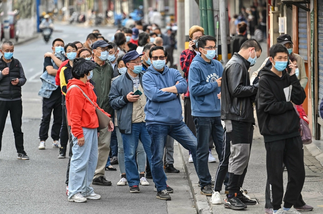 Habitantes de Hongkou, Shanghái, hacen fila para realizarse una prueba covid-19, el 16 de marzo de 2022. Foto Afp