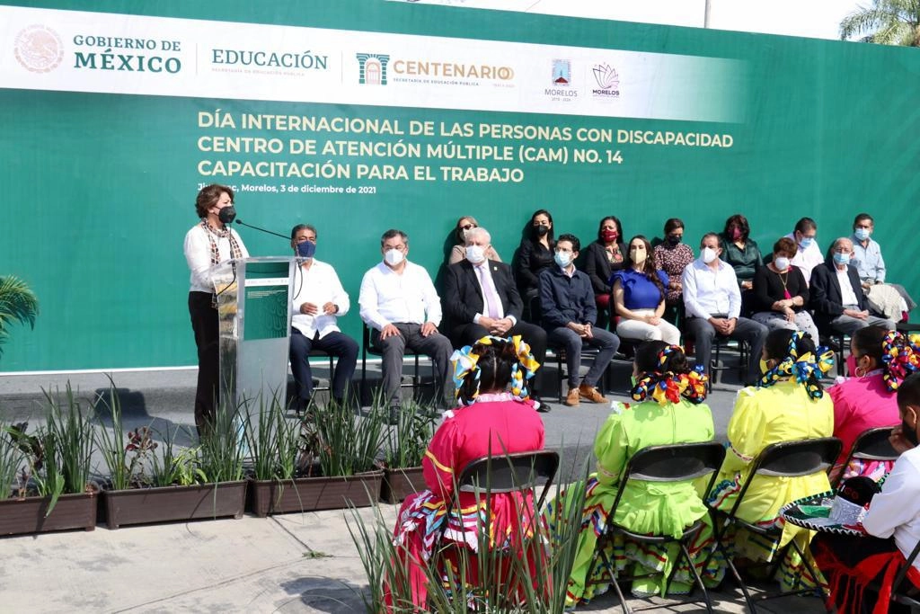 La titular de Educación Pública, Delfina Gómez, (c,izq) visitó el Centro de Atención Múltiple no. 14, ubicado en el estado de Morelos. Foto SEP