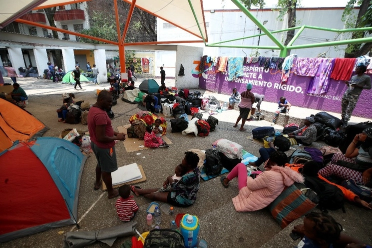 Continúa la llegada de migrantes a la Ciudad de México. En la imagen,un albergue provisional con casas de campaña en la plaza Bruno Giordano, en la alcaldía Cuauhtémoc, el 17 de mayo de 2023. Foto Alfredo Domínguez