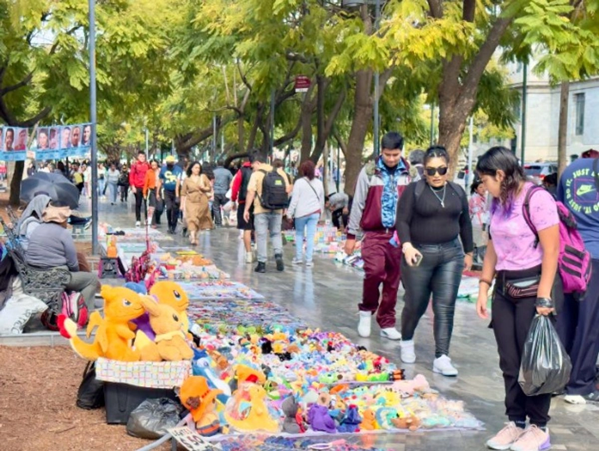 Comerciantes ambulantes, venden sus productos en una avenida de la Ciudad de México.