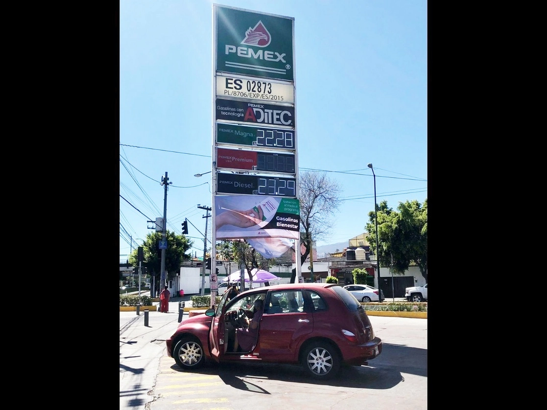 El precio de la gasolina Magna se cotiza en 22.28 pesos el litro en una gasolinera en la Ciudad de México, el 9 de marzo de 2022. Foto Luis Castillo