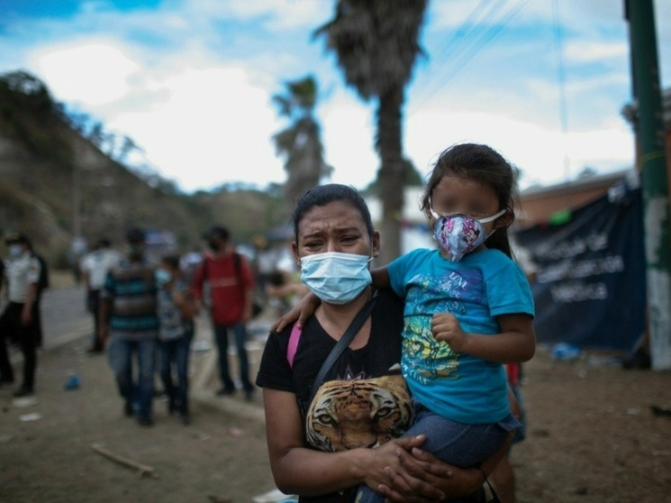 Una mujer y una niña buscan llegar hacia EU durante su camino por Guatemala. Foto Ap /Archivo
