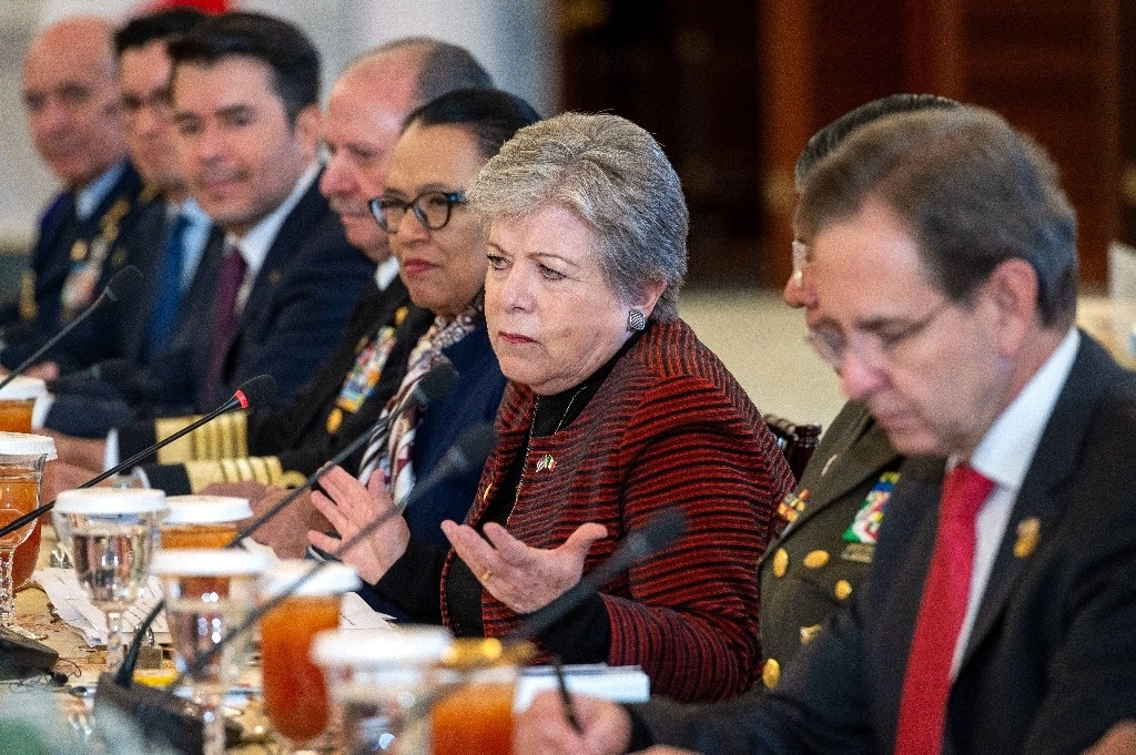 La canciller Alicia Bárcena habla durante su encuentro con el secretario de Estado de EU, Antony Blinken, para abordar el tema de la migración, realizado en el Salón Benjamín Franklin del Departamento de Estado en Washington, el 19 de enero de 2024. Foto Ap