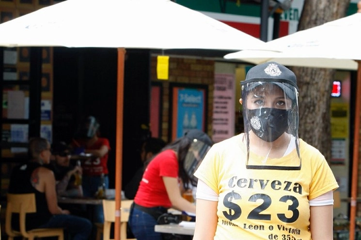 Las mujeres se emplean de forma mayoritaria en actividades que no fueron consideradas como esenciales durante el confinamiento por la pandemia. Foto Roberto García Ortiz