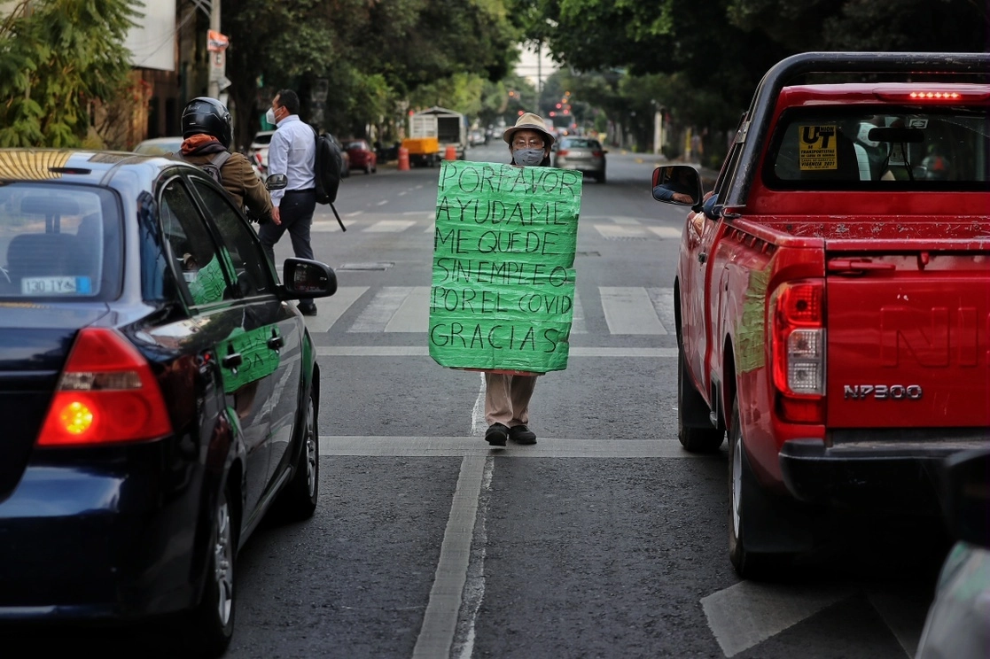 En tanto, la precariedad extrema (recursos insuficientes para comprar la canasta básica alimentaria), hubiera afectado a dos millones de personas más para llegar a 12.8 millones de mexicanos. Foto Marco Peláez / Archivo