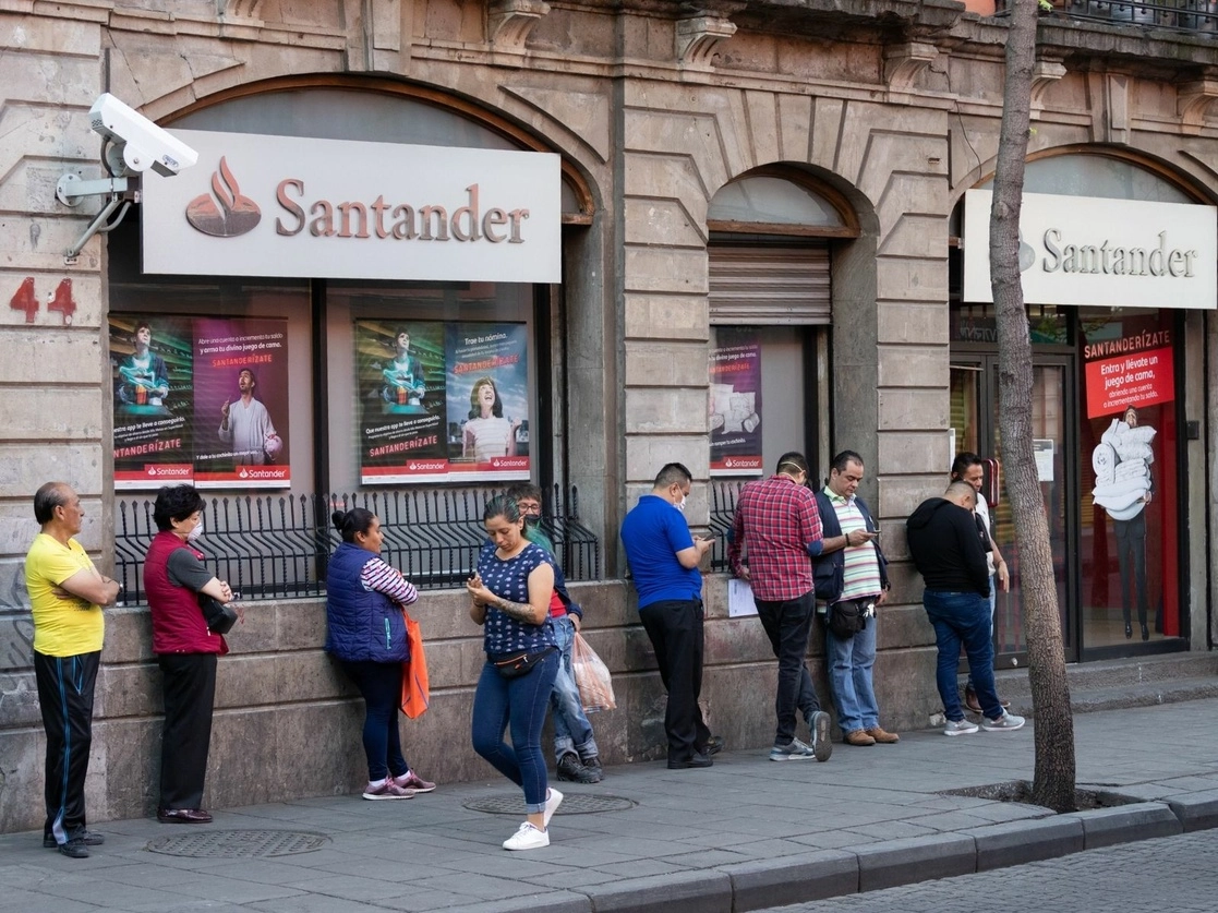 Sucursal bancaria de Santander en el Centro Histórico de la Ciudad de México. Foto Pablo Ramos / Archivo