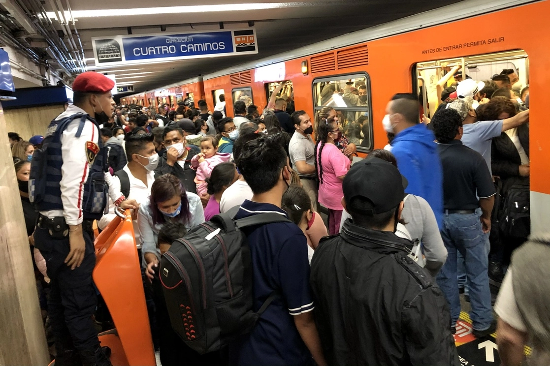 Usuarios del Metro en la Ciudad de México, el pasado mes de junio. Foto Luis Castillo