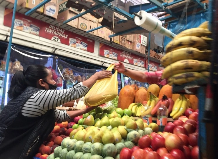 En el mercado Ramón Corona de la alcaldía Gustavo A. Madero. Foto Guillermo Sologuren 