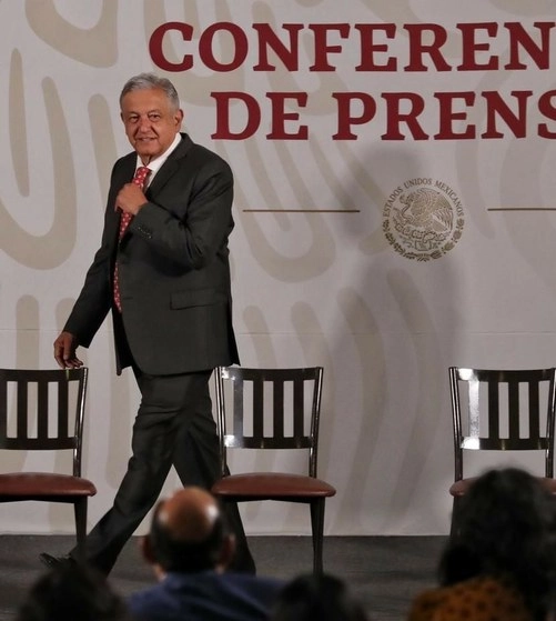 El presidente Andrés Manuel López Obrador llega a la conferencia matutina del 18 de marzo de 2020. Foto Marco Peláez