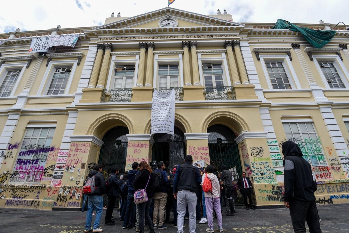 El movimiento estudiantil se negó a devolver rectoría, con el argumento de que las autoridades no han mostrado avances en el cumplimiento de los pliegos petitorios, y que desconoce el proyecto para la instalación de un centro cultural en lo que hoy llaman la Casa del Estudiante. Foto