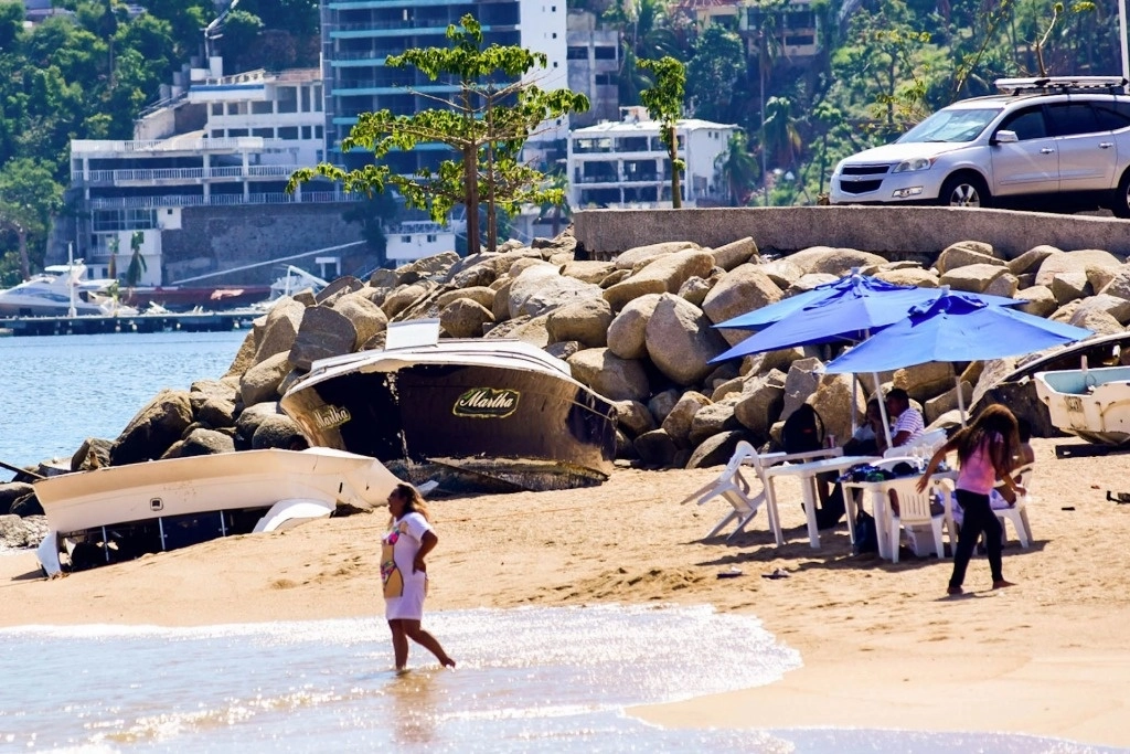 Luego de tres meses del paso del huracán 'Otis' en el puerto de Acapulco, aún se observan restos de embarcaciones sobre el malecón y en playas, los cuales ya empiezan a ser retirados por una brigada de trabajadores del Centro de Atención y Protección al Turista. Foto Cuartoscuro 