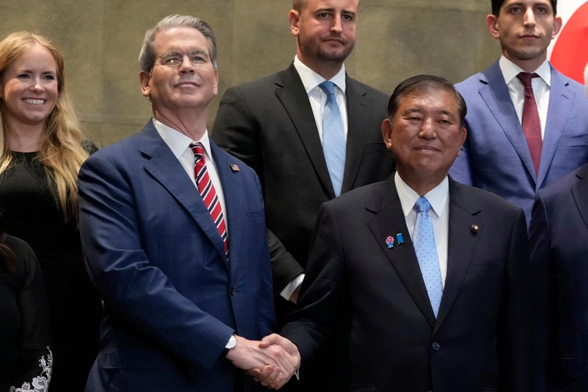 El primer ministro japonés, Shigeru Ishiba (derecha), junto al secretario del Tesoro de EU, Scott Bessent, previo a su reunión en Tokio, Japón, el 18 de julio de 2025. Foto  