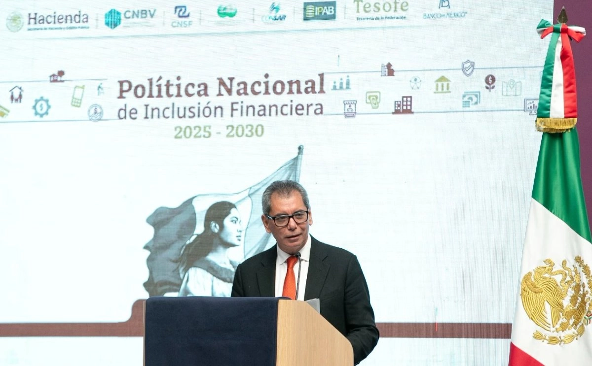 Sólo cuatro de cada 10 personas reportan realizar pagos por transferencias, señaló Édgar Amador Zamora. Foto 