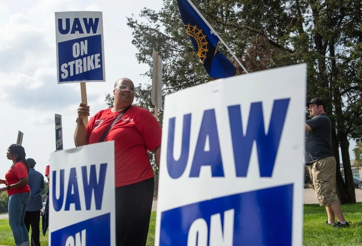 Miembros de la UAW protestan en  un centro de distribución de piezas de Stellantis en Center Line, Michigan, el 22 de septiembre de 2023. Foto Afp