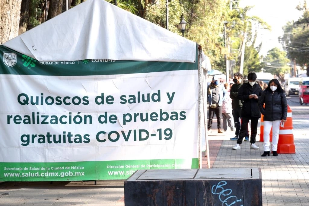 Ciudadanos acuden a realizarse pruebas de detección de Covid-19 en un quiosco de salud instalado en la alcaldía Xochimilco, el 18 de octubre de 2021. Foto Luis Castillo
