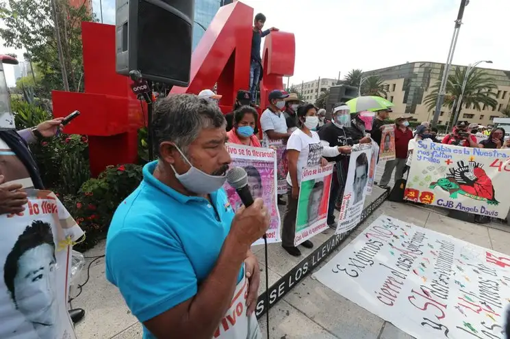 Padres de los 43 normalistas de Ayotzinapa se concentraron en el Antimonumento ubicado en Paseo de la Reforma. Foto José Antonio López