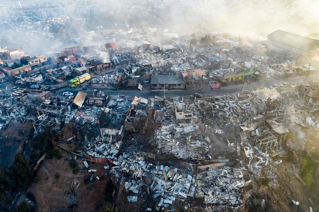 El último balance oficial por el incendio en Viña del Mar es de dos muertos, 67 lesionados y 270 casas afectadas. Foto Afp