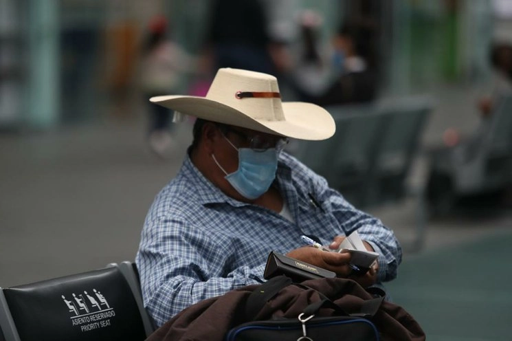 En la Terminal 1 del Aeropuerto de la Ciudad de México durante la emergencia sanitaria por el Covid-19. Foto Yazmín Ortega Cortés
