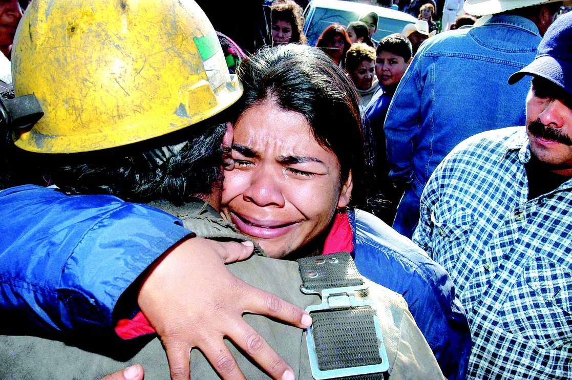 Familiares de los 65 mineros atrapados en la mina Pasta de Conchos, ubicada en San Juan Sabinas, Coahuila, el 20 de febrero de 2006. Foto Miguel Reyna
