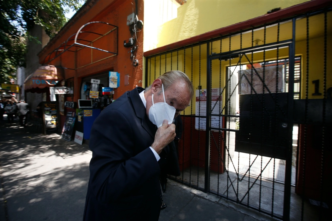 Ayer continuó la audiencia sobre el accidente en la línea 12 del Metro. En la imagen, el ex director del Proyecto Metro Enrique Horcasitas a su llegada al juzgado. Foto Alfredo Domínguez