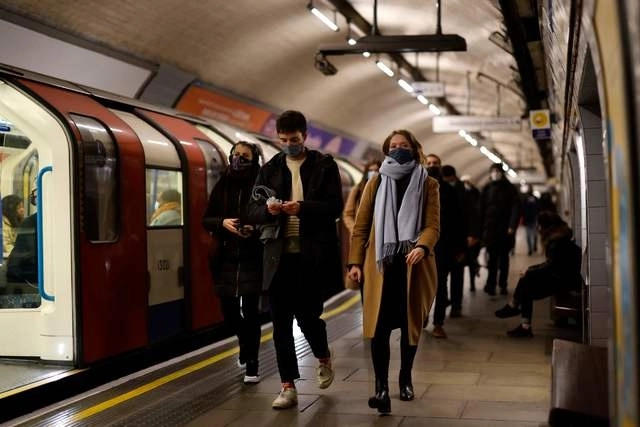 En el metro de Londres, en imagen de hoy. El secretario de Salud británico, Sajid Javid, anunció que el uso obligatorio del cubrebocas regresará al transporte público y a las tiendas de la capital. Foto Afp 