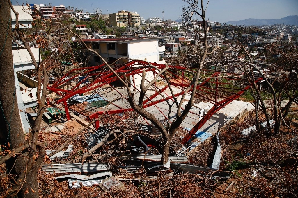 En esta etapa se está fumigando para evitar enfermedades, pero se va a limpiar todo y se va a retirar la basura en Acapulco, dijo el presidente Andrés Manuel López Obrador. En la imagen, una escuela pública dañada en el puerto. Foto Víctor Camacho 