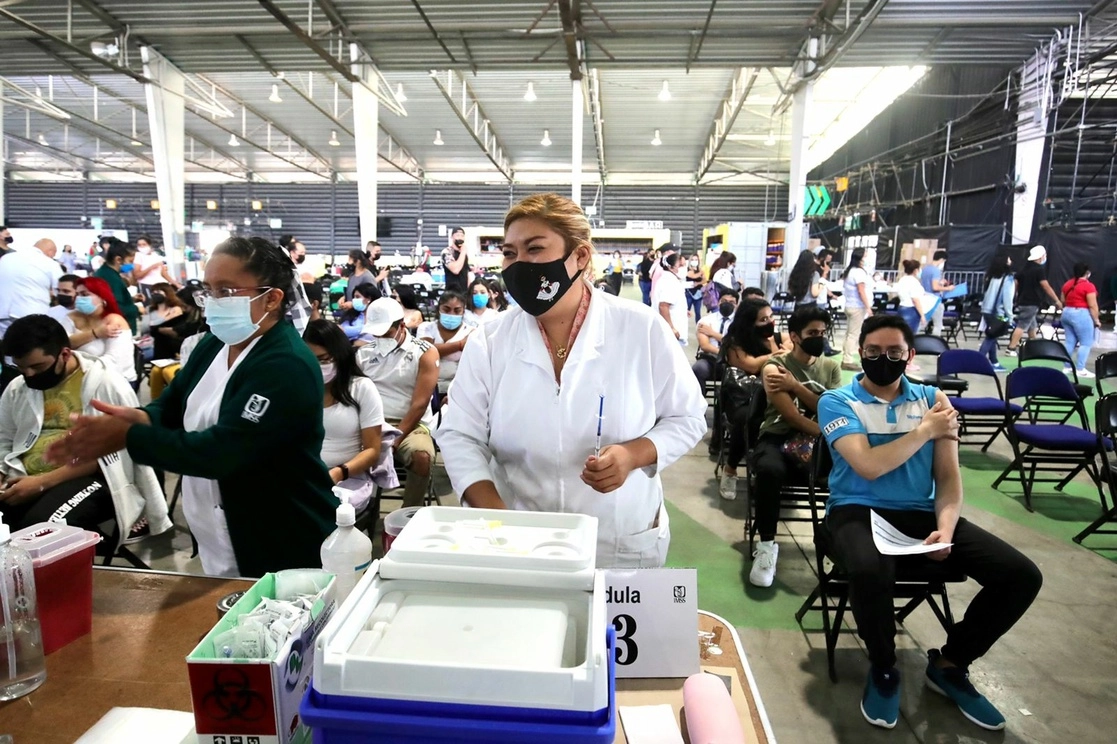 Jóvenes de 18 años a 29 años reciben su dosis de la vacuna contra el Covid-19 de la farmacéutica AstraZeneca en instalaciones del Palacio de los Deportes, en la alcaldía Iztacalco, Ciudad de México. Foto Luis Castillo / Archivo