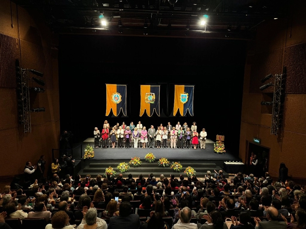 En la Entrega de los Reconocimientos “Sor Juana Inés de la Cruz” 2024, que cada año otorga la Universidad Nacional Autónoma de México (UNAM) a universitarias que han tenido un papel destacado en la investigación y la docencia. Imagen tomada de https://twitter.com/UNAM_MX