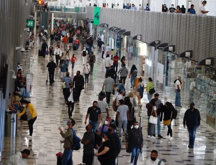 Usuarios del Aeropuerto Internacional de la Ciudad de México. Foto Guillermo Sologuren / Archivo
