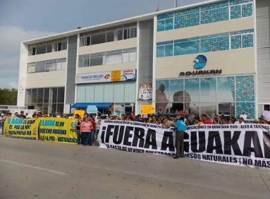 En imagen de archivo, protesta frente a las oficinas de la empresa Aguakan, en Playa del Carmen, municipio de Solidaridad, Quintana Roo. Foto Carlos Águila 
