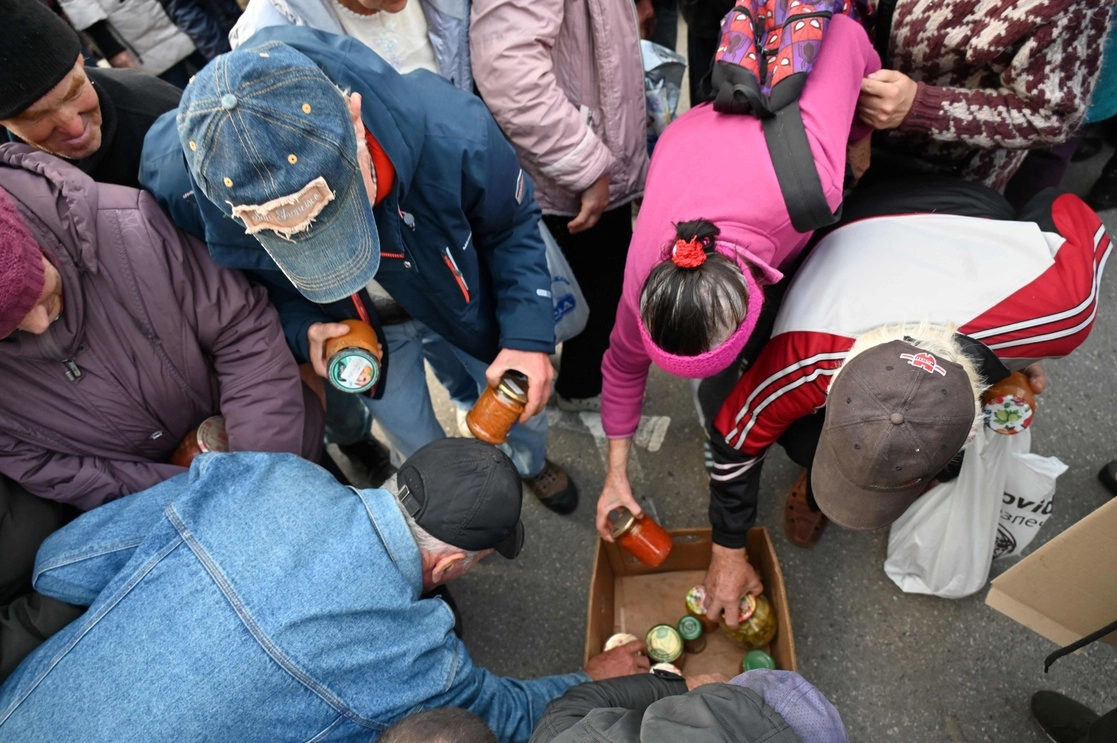 Distribución de comida humanitaria en Izium, Ucrania, el 28 de septiembre de 2022. Foto Afp