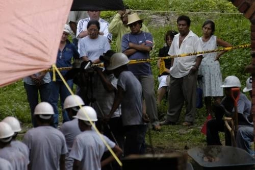 Peritos de la PGR y antropólogos forenses de Argentina buscan los restos de Rosendo Radilla Pacheco en Atoyac de Álvarez, Guerrero, en de julio de 2008. Foto Pedro Pardo/Archivo