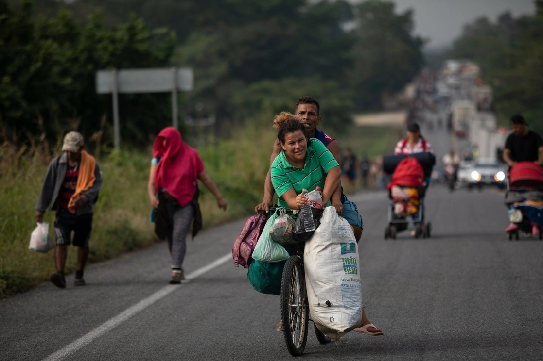 Integrantes de la caravana migrante se desplazan en bicicleta por el estado de Veracruz. Foto Ap