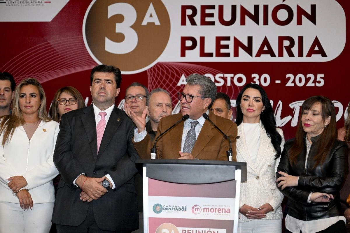 De igual forma, tampoco ha definido qué legisladores de sus propias filas ocuparán la vicepresidencia y secretario de la mesa, puntos a debatir en la reunión que sostendrán este domingo, indicó el coordinador del grupo parlamentario guinda, Ricardo Monreal Ávila (centro). Foto