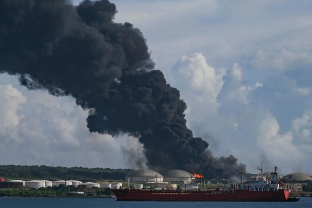 El incendio a un almacén de combustibles en Matanzas, Cuba, no ha podido ser controlado. Foto Afp