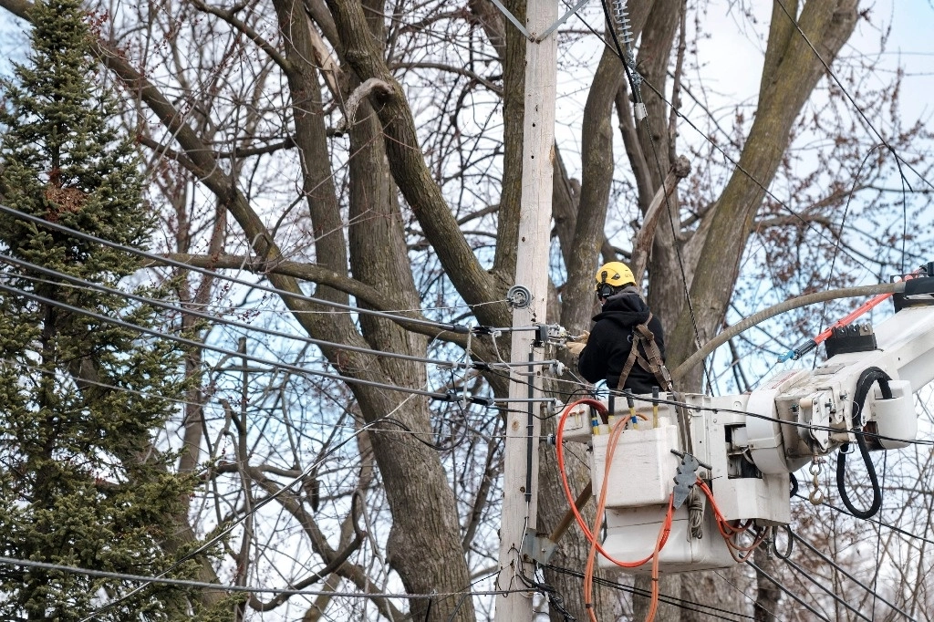 La empresa Hydro-Québec trabaja para reconectar el servicio eléctrico de las afectados, la gran mayoría en Quebec y Montreal, el 7 de abril de 2023. Foto Afp 