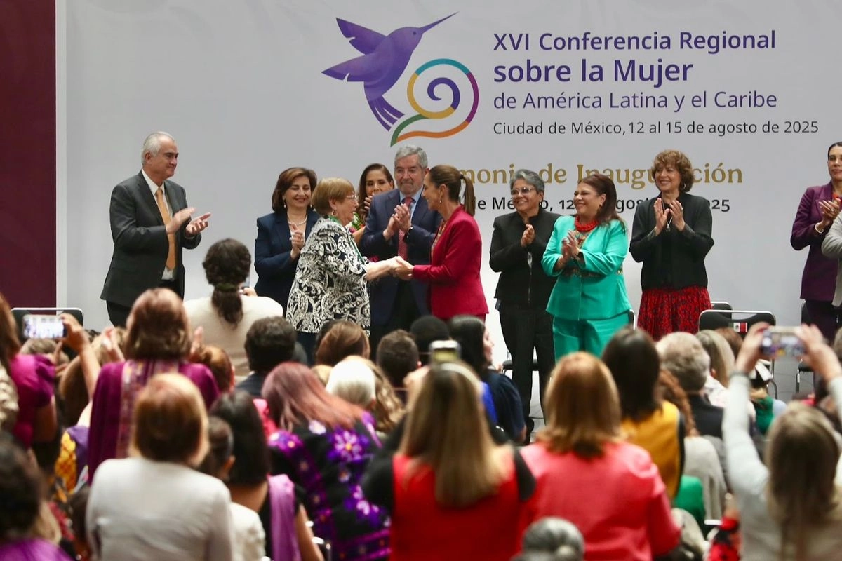 La presidenta Claudia Sheinbaum encabeza la ceremonia de inauguración de la XVI Conferencia Regional sobre la Mujer de América Latina y el Caribe, en Palacio Nacional, Ciudad de México, el 12 de agosto de 2025. 
