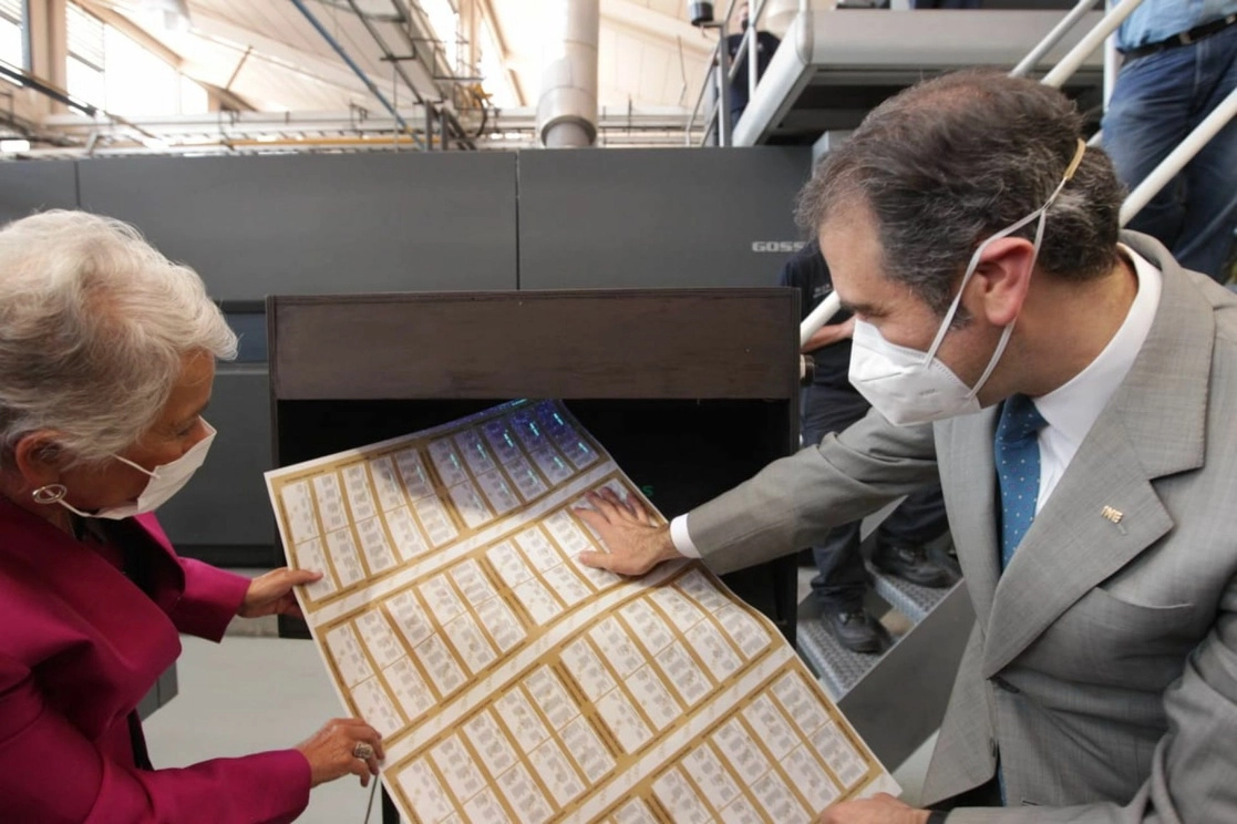 La secretaria de Gobernación, Olga Sánchez Cordero y el consejero presidente del INE, Lorenzo Córdova, en el  inicio de la impresión de las boletas para las elecciones de diputados federales. Foto: INE