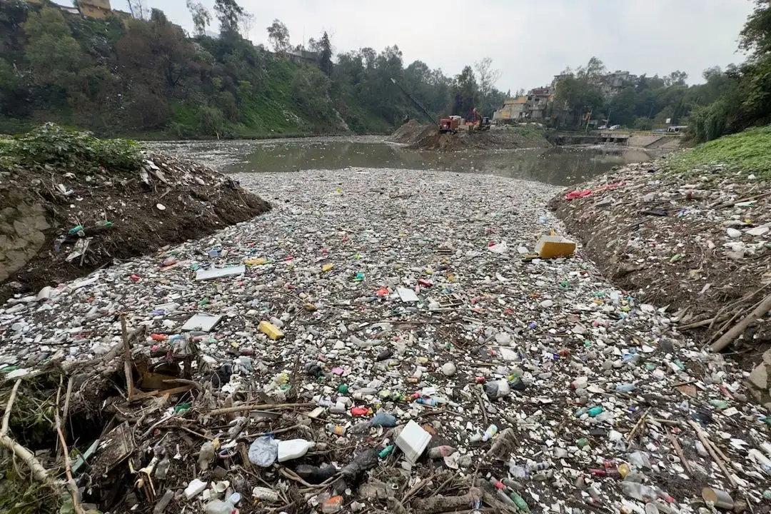 La acumulación de basura rápidamente forma un tapón en la presa del Río Becerra. Foto 